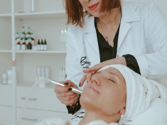 Eine Frau erhält eine ästhetische Behandlung in einem Schönheitssalon in Butzbach.