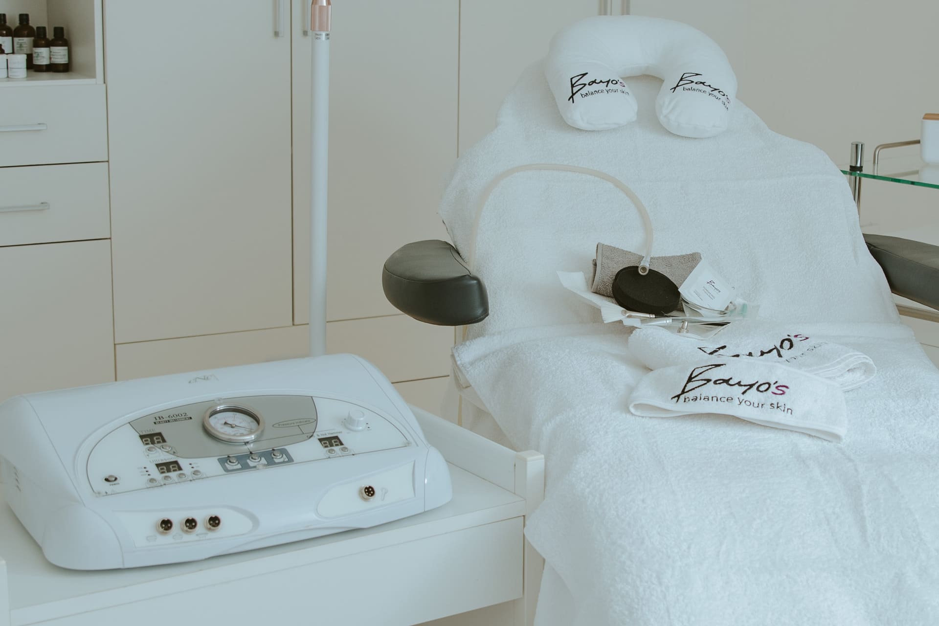 Ein Kosmetikinstitut in Butzbach, das Maniküre-Dienstleistungen anbietet, ausgestattet mit einer Massageliege und einem Massagestuhl.