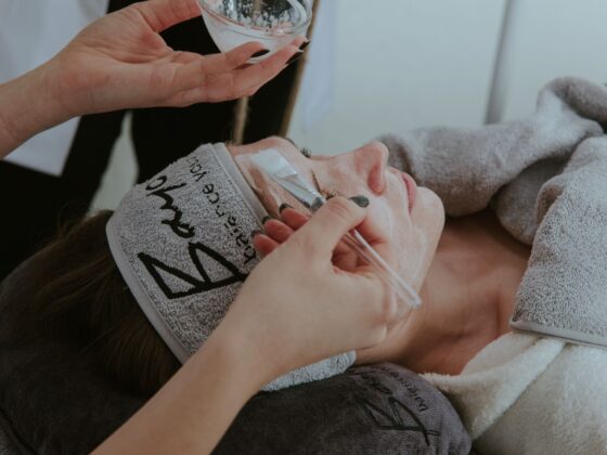 Eine Frau erhält ästhetische Behandlungen in Marias Kosmetikinstitut.