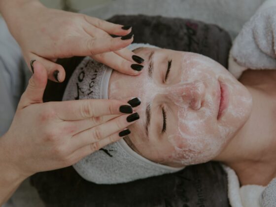Eine Frau erhält in einem Kosmetikinstitut in Butzbach eine Gesichtsmaske.