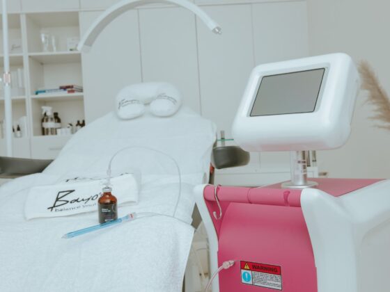 In einem Kosmetikinstitut in Butzbach findet eine ästhetische Behandlung auf einem Bett statt.