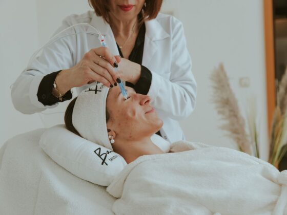 Eine Frau erhält eine Gesichtsbehandlung in einem Kosmetikinstitut in Butzbach.