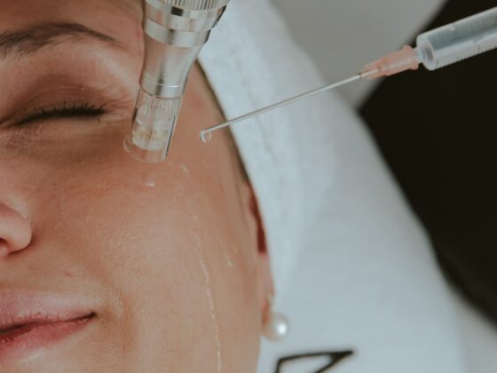Eine Frau erhält eine Gesichtsbehandlung in einem Kosmetikinstitut.