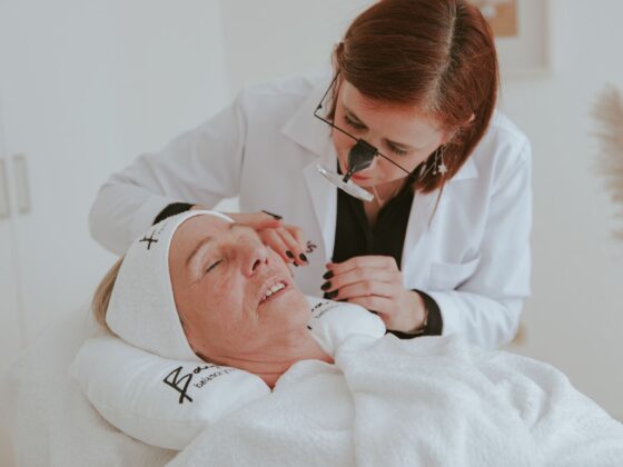 Eine Frau erhält ästhetische Behandlungen in einem Kosmetikinstitut in Butzbach.