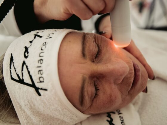 Eine Frau unterzieht sich einer ästhetischen Laserbehandlung.