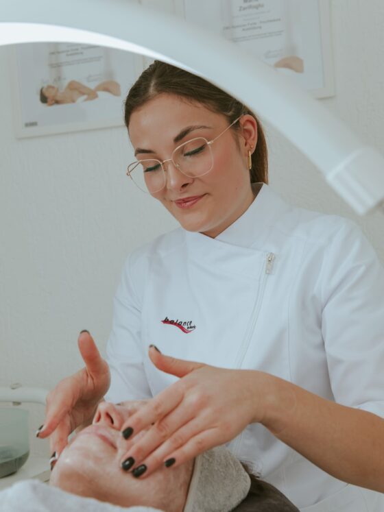 Eine Frau bekommt eine Gesichtsbehandlung im Balance by Maria, einem Schönheitssalon in Butzbach.