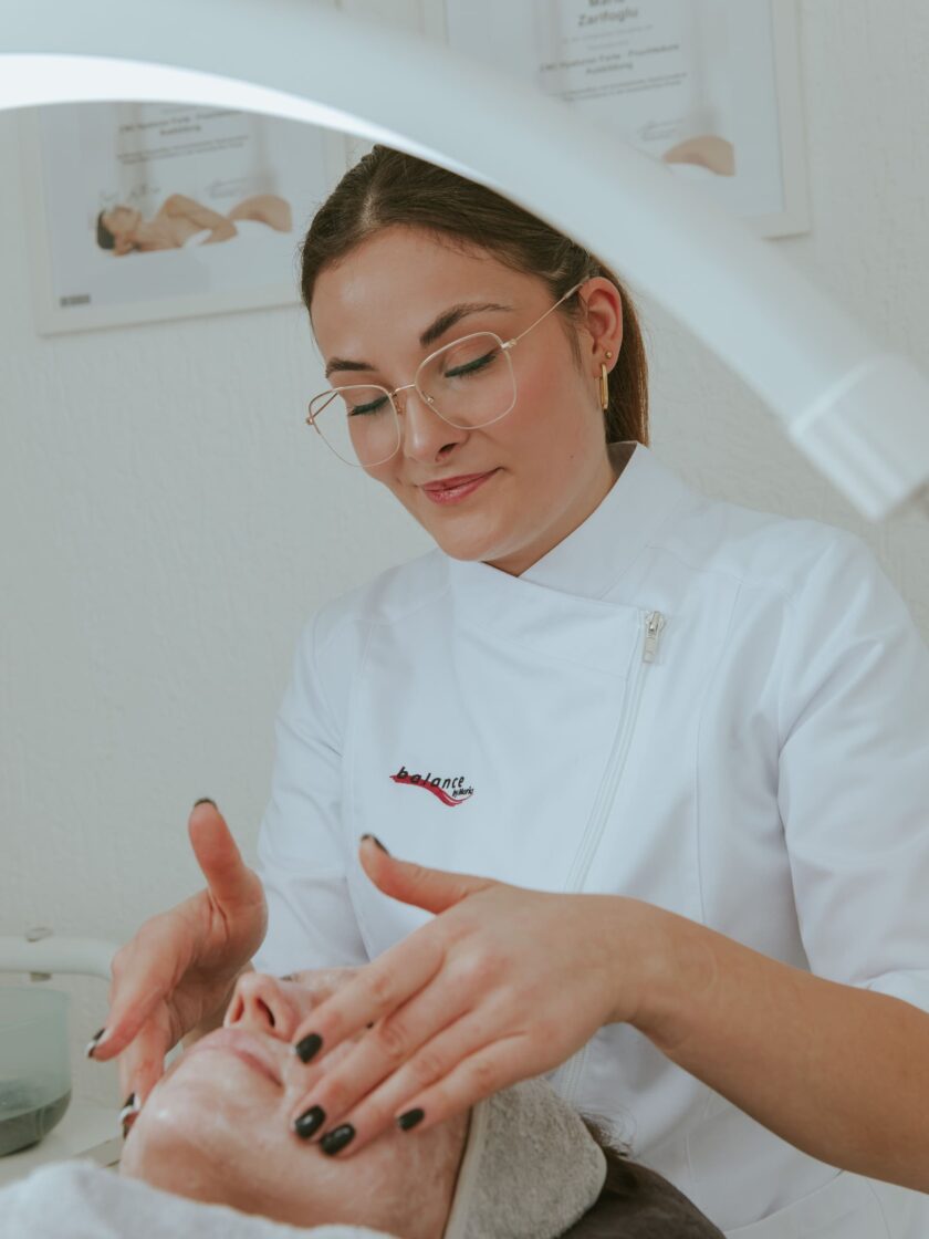 Eine Frau bekommt eine Gesichtsbehandlung im Balance by Maria, einem Schönheitssalon in Butzbach.