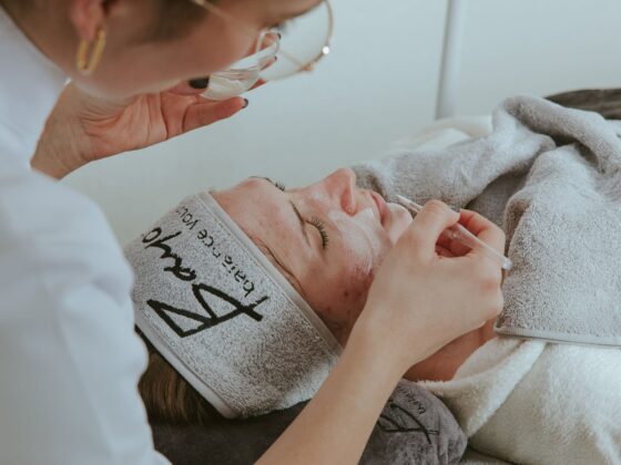 Eine Frau erhält ästhetische Behandlungen in einem Kosmetikinstitut-Spa.