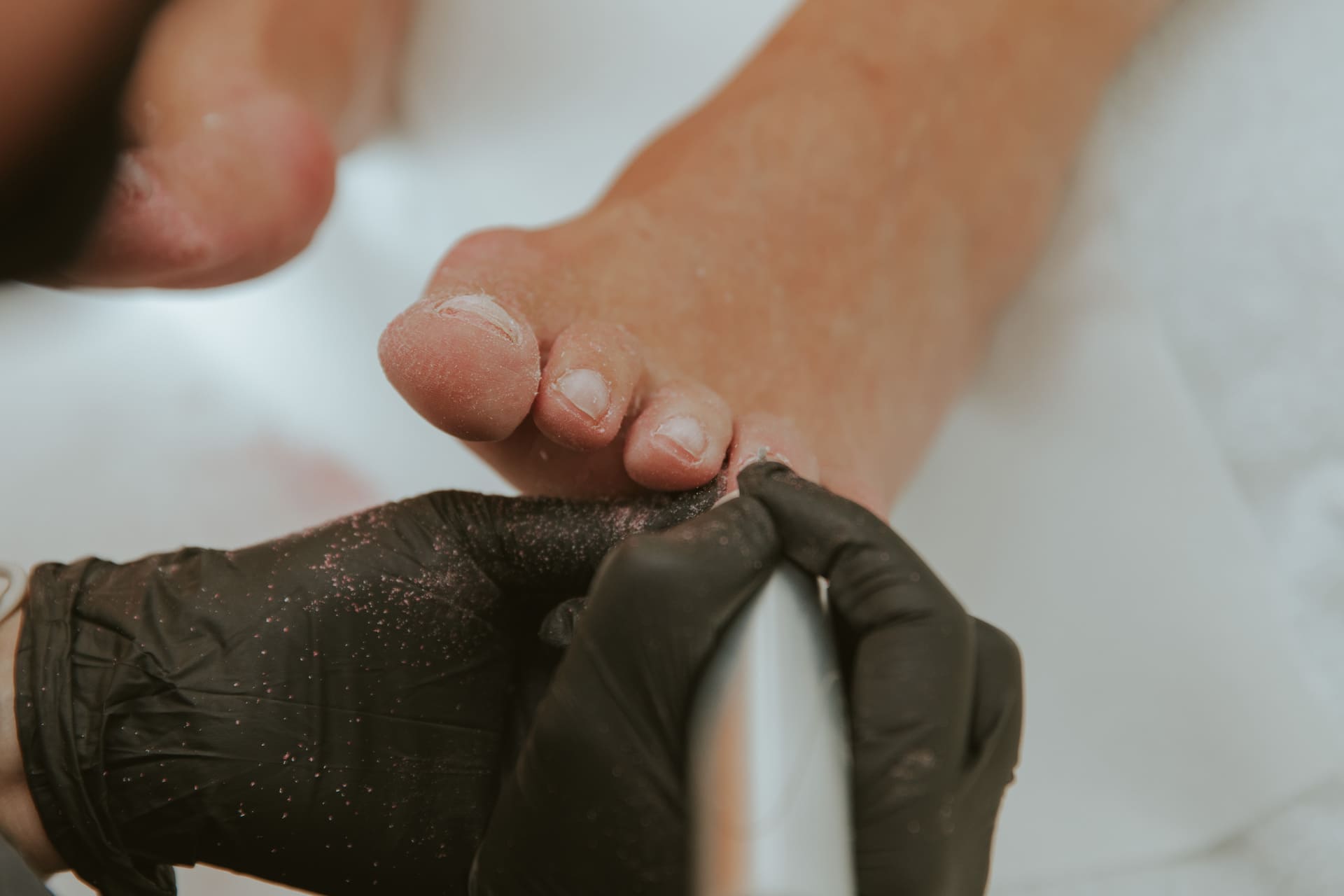 Eine Person erhält während einer ästhetischen Behandlung in einem Salon eine Pediküre.