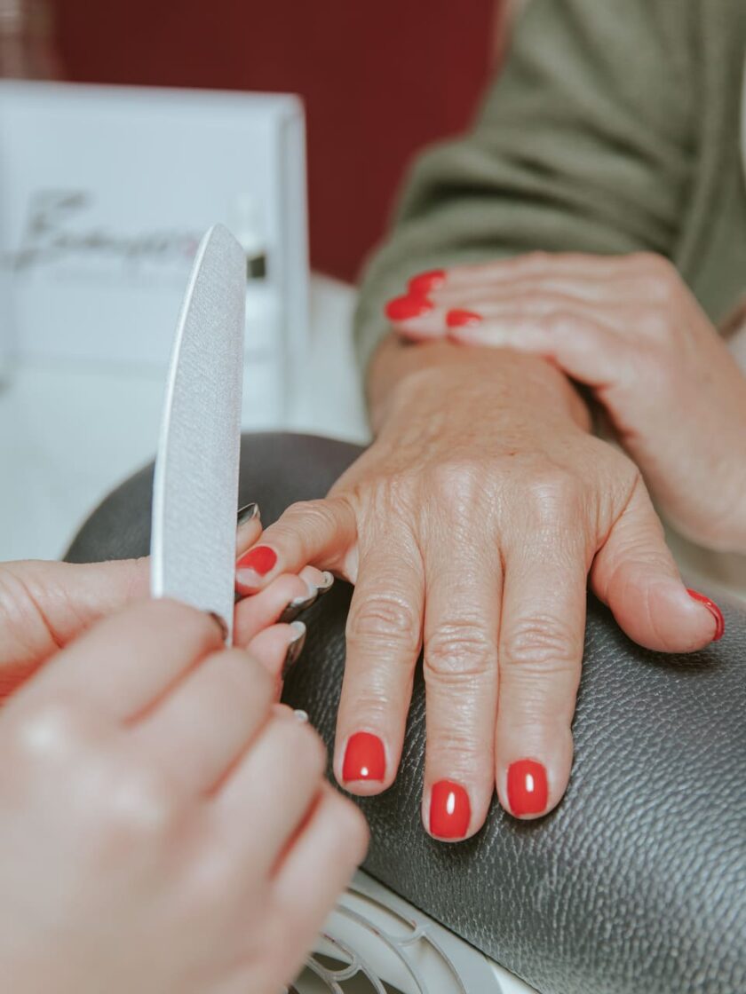 Eine Frau lässt sich in einem Nagelstudio in Butzbach die Nägel machen.
