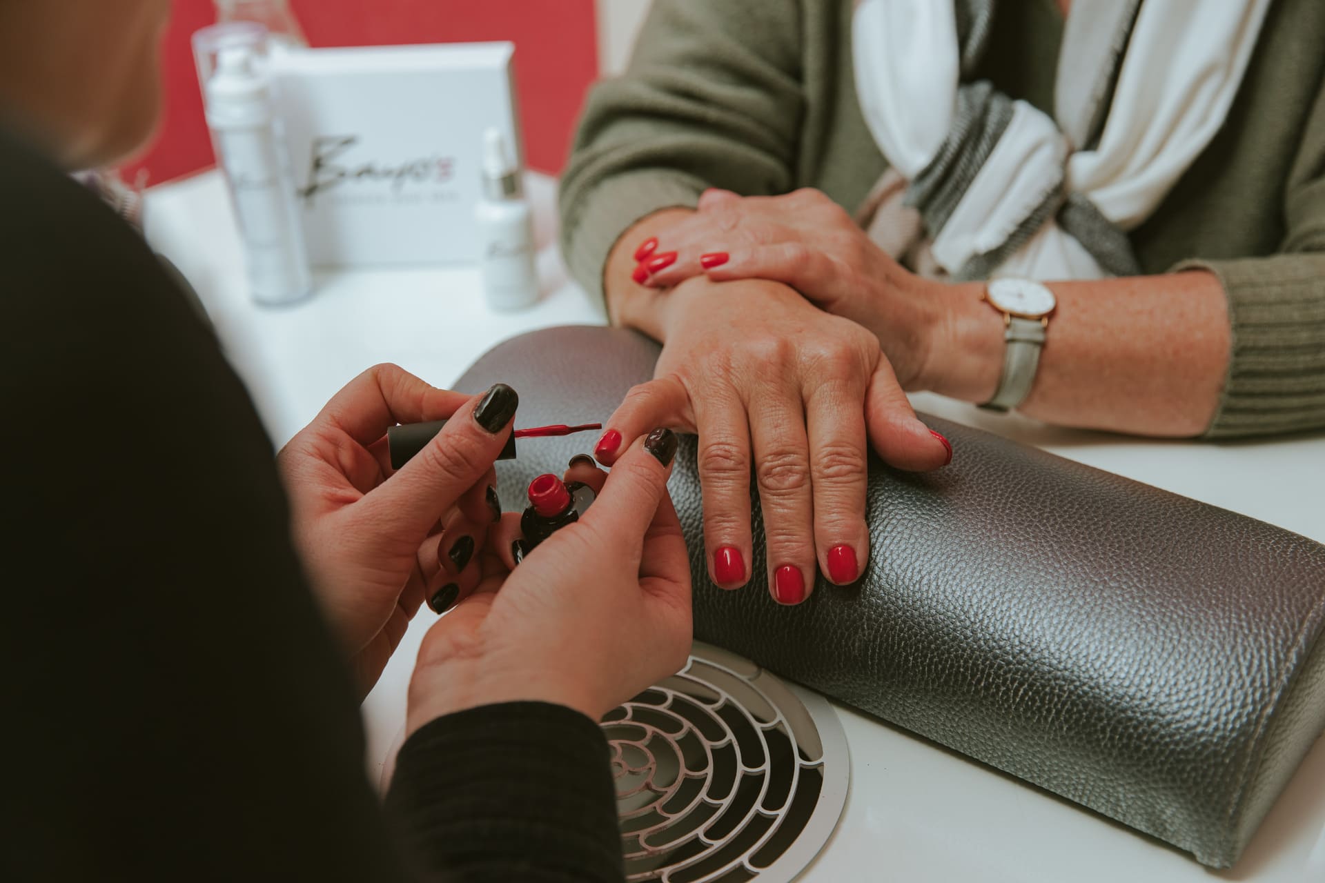 Eine Frau lässt sich in einem Nagelstudio eine Pediküre machen.