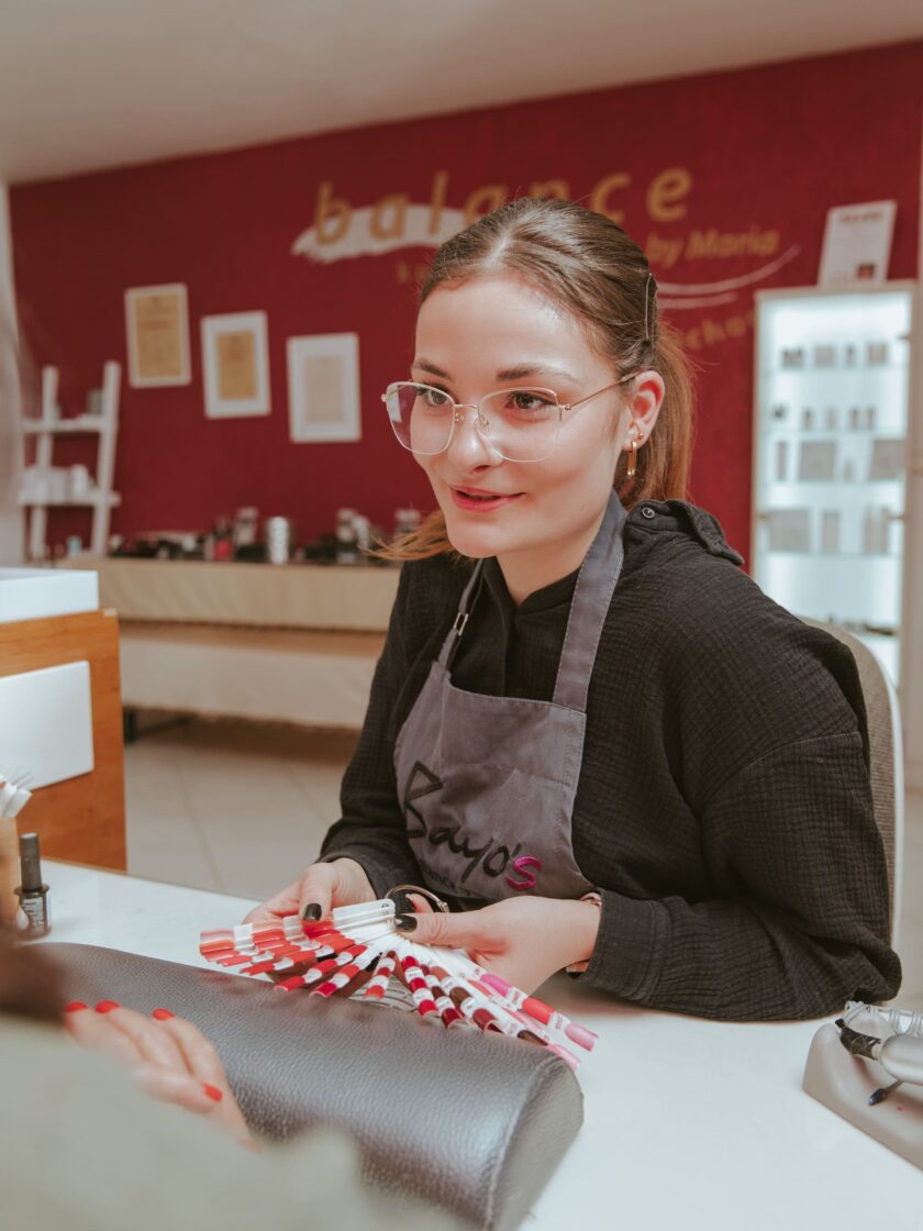 Eine Frau lässt sich in einem Kosmetikinstitut in Butzbach eine Maniküre gönnen.