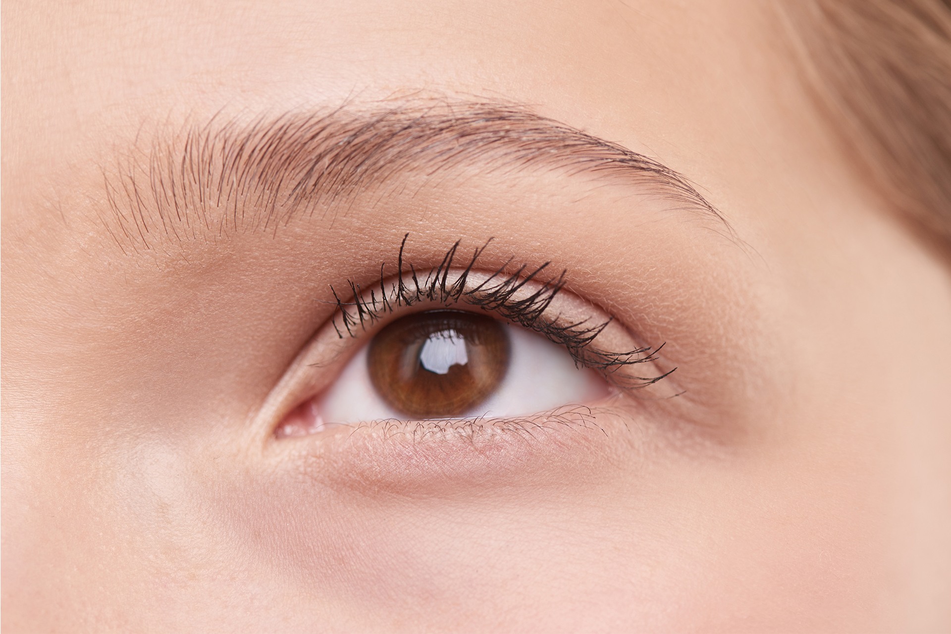 Eine Nahaufnahme des Auges eines jungen Mädchens in einem Kosmetikinstitut.