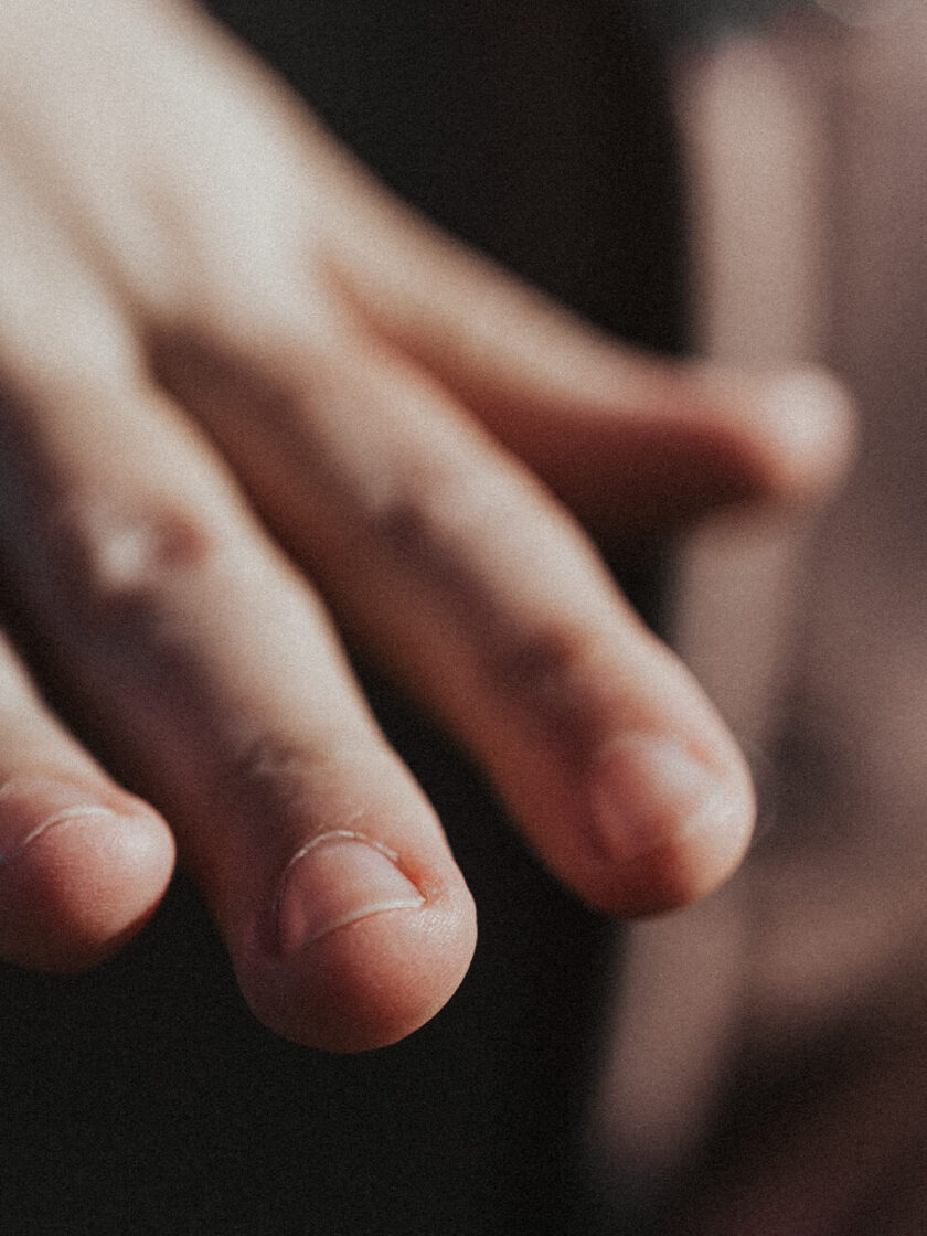 Eine Nahaufnahme der Hand einer Frau bei der Maniküre in einem Kosmetikinstitut.